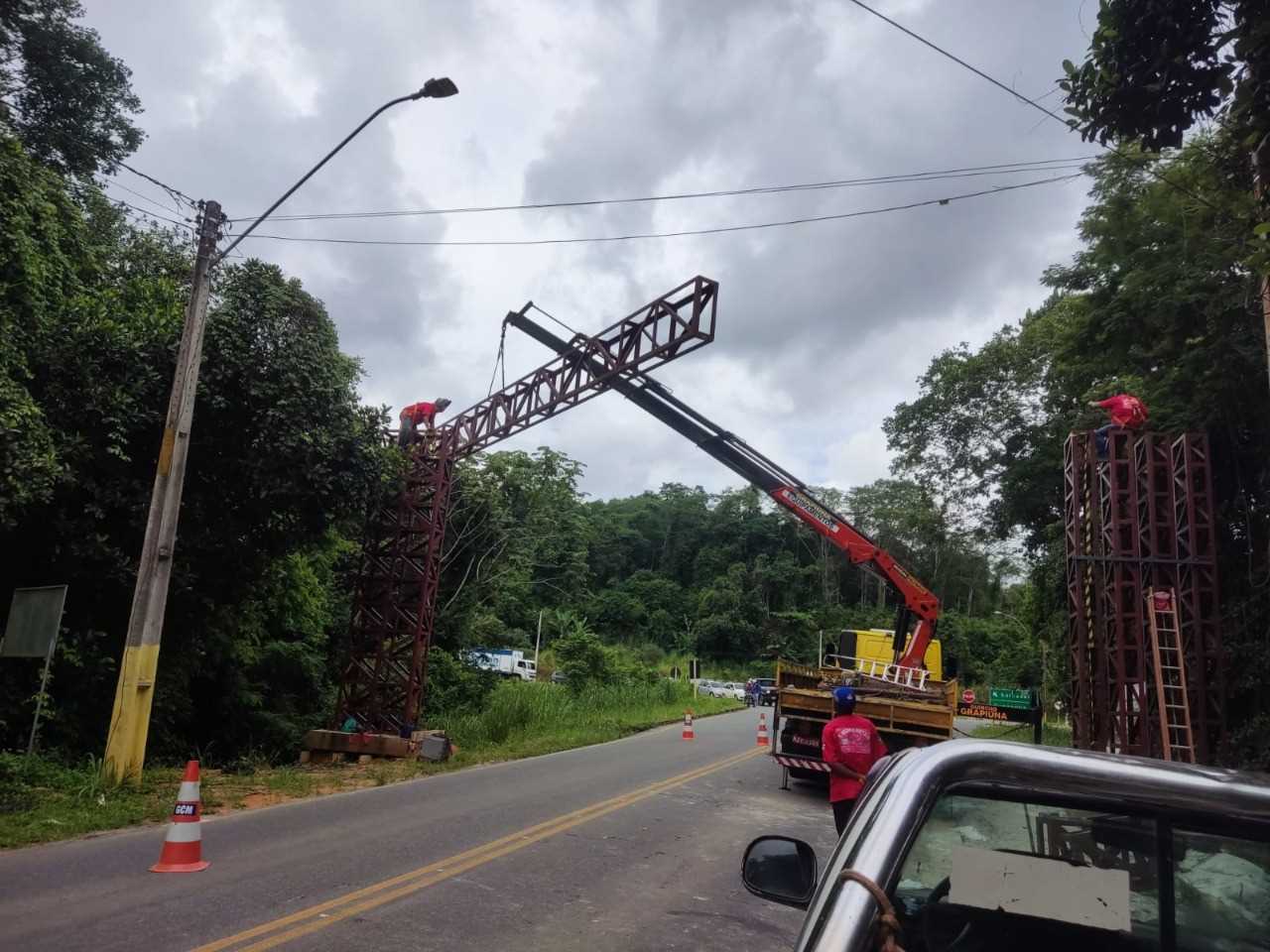 Camacã: Prefeito Paulo do Gás acompanha mais uma etapa da instalação do Portal na entrada da cidade
